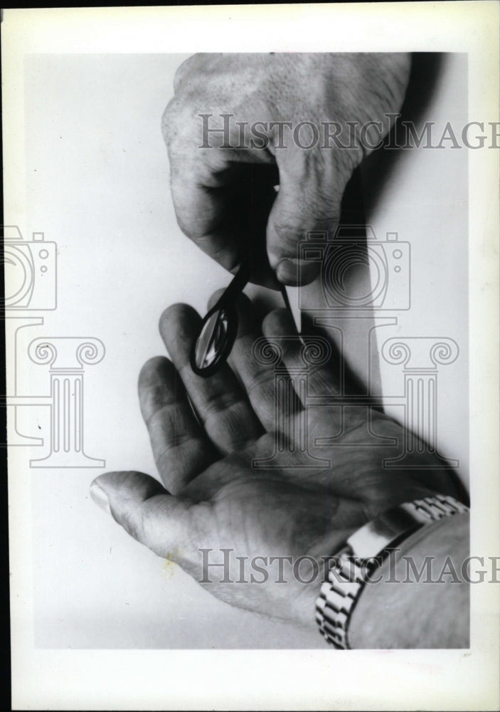 1992 Press Photo Magnifying glass Pinpoint Tweezers - RRW74613 - Historic Images