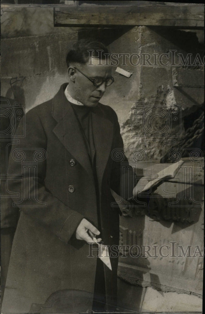 Press Photo Man wears spectacles book reads doing work - RRW74627 - Historic Images