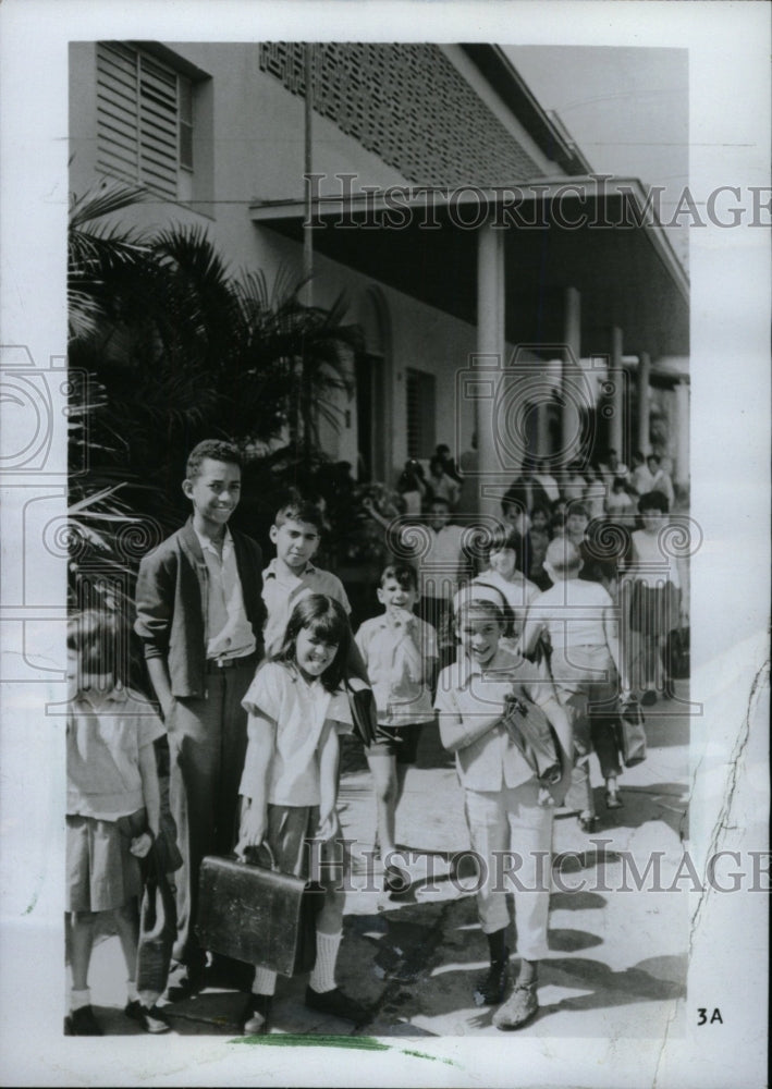 1967 Press Photo Childrem leave a model school in Pinar - RRW74695 - Historic Images