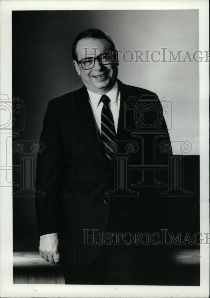 1988 Press Photo James Wolfe board chairman executive - RRW74721 - Historic Images