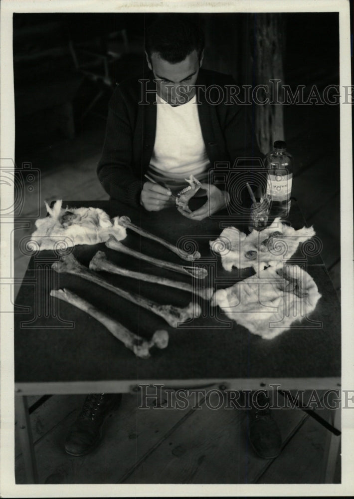 Press Photo Alex spoher Acetone Skeletal washes - RRW74759 - Historic Images