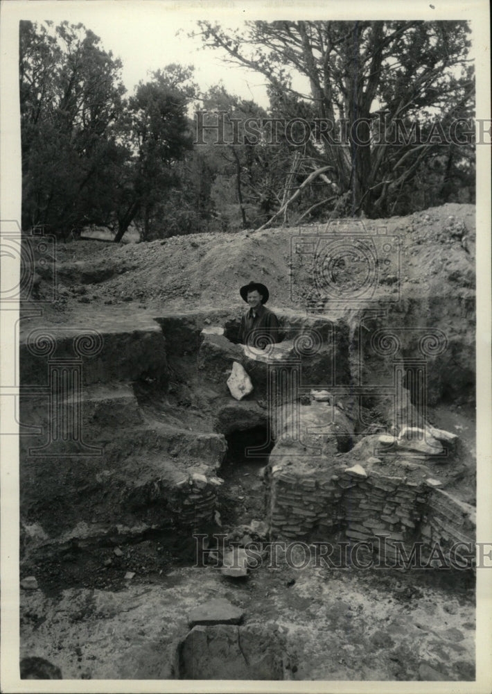 Press Photo Eleven centuries workman house staff burned - RRW74761 - Historic Images