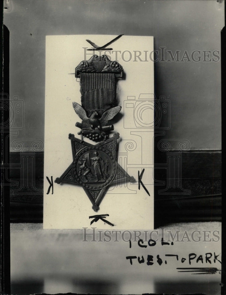 1927 Press Photo Scrimshaws Medal of Junior park - RRW74827 - Historic Images