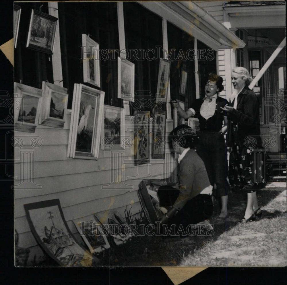 1955 Press Photo Artists galleries store ground Adams - RRW74923 - Historic Images