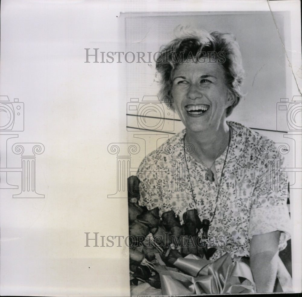 1965 Press Photo Joan Merriam Smith received bouquet - RRW75103 - Historic Images