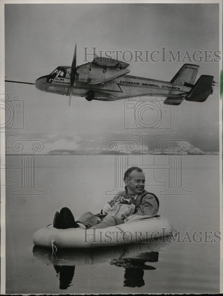 1966 Press Photo CR Simmons sits Dinghy VTo aircraft - RRW75257 - Historic Images