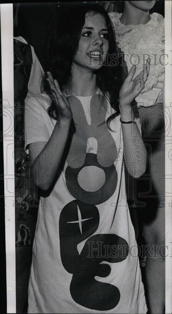 1969 Press Photo Young girl Church Christ singing joins - RRW75363 - Historic Images