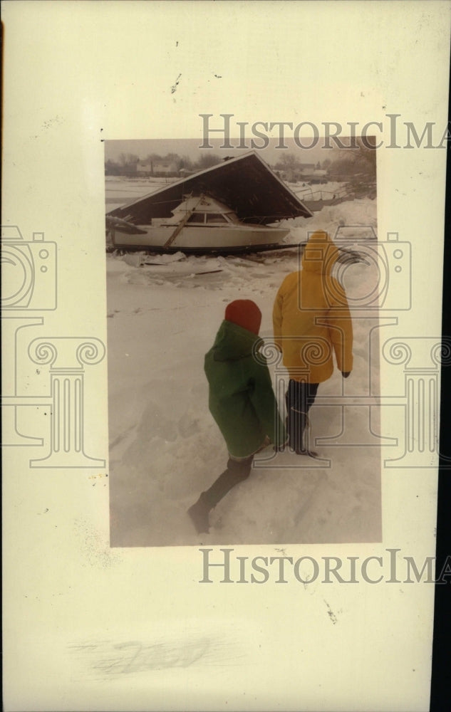 1985 Press Photo Michigan Bell candle man weather ice - RRW75517 - Historic Images