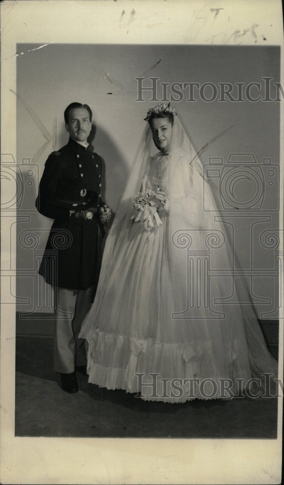 1943 Press Photo Liberation Tight Lace Breathless Lace - RRW75529 - Historic Images