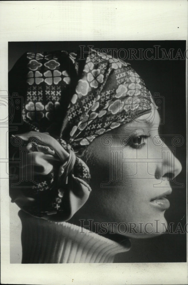 1975 Press Photo Turban Fashion - RRW75605 - Historic Images