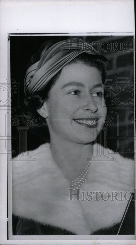 1958 Press Photo Queen Elizabeth II - RRW75751 - Historic Images