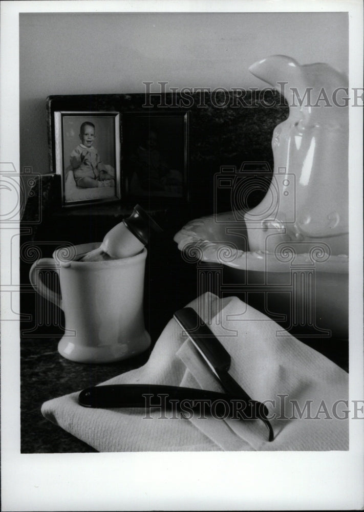 1993 Press Photo Straight Razor Shaving Equipment - RRW75805 - Historic Images