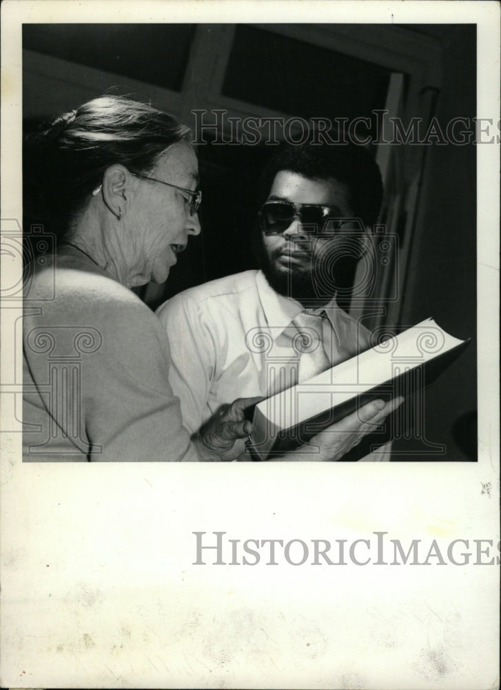 1984 Press Photo Blind Service Association volunteer - RRW75937 - Historic Images