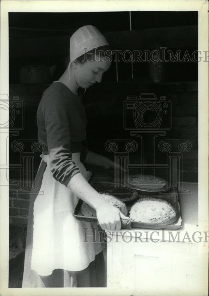 1984 Press Photo Amish Bread Baking - RRW75941 - Historic Images