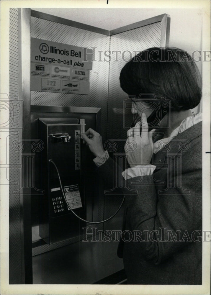 1984 Press Photo woman Illinois Bell telephones pay - RRW75967 - Historic Images