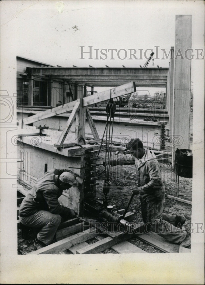 Press Photo workers on construction site - RRW76001 - Historic Images