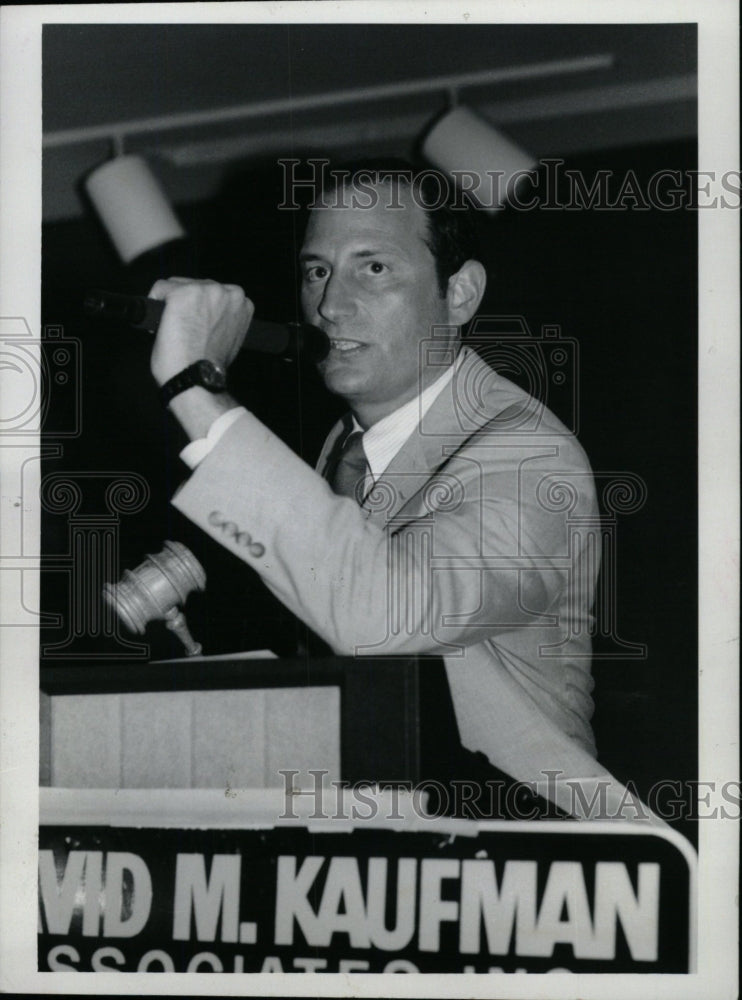 1986 Press Photo Auctioneer Kaufman buyers bargains - RRW76113 - Historic Images