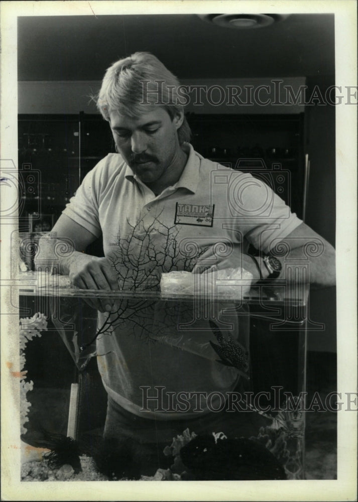 1986 Press Photo Steve Arnam Tank Goodness Aquarium - RRW76171 - Historic Images