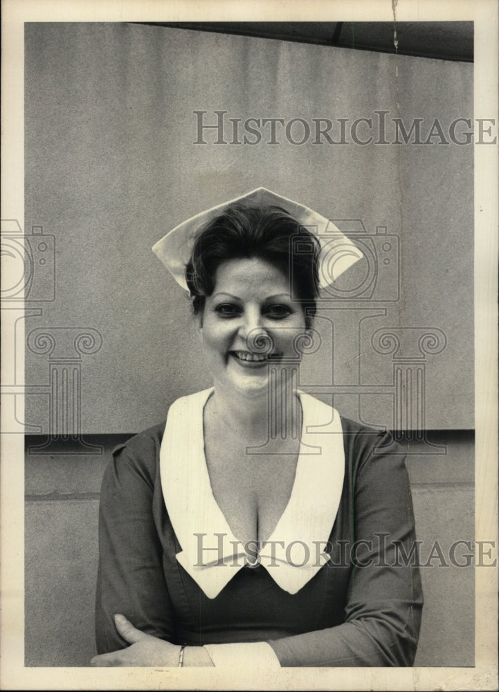 1975 Press Photo Waitress Week Kiseil Lawry&#39;s Prime Rib - RRW76287 - Historic Images