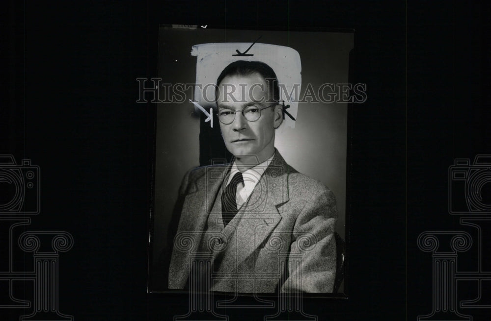 1945 Press Photo Dr. Taymond C. Miller Wayne Univ prof - RRW76431 - Historic Images