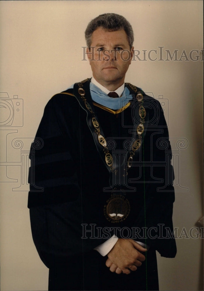 1989 Press Photo EMU President Dr William Shelton - RRW76511 - Historic Images