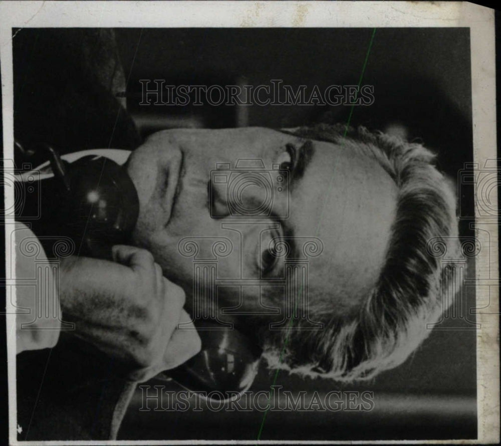 1980 Press Photo Actor Peter Finch With Telephone - RRW76669 - Historic Images