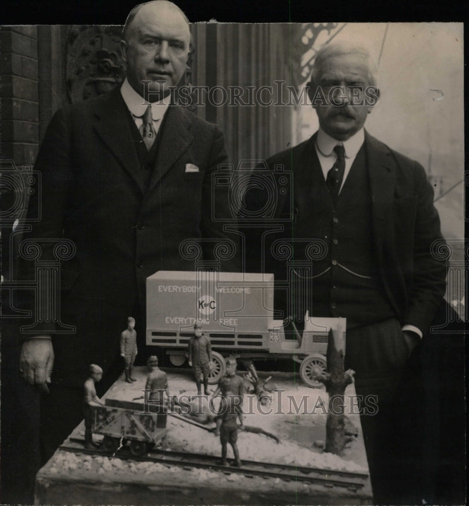 Press Photo Model Knights Columbus War Work - RRW76825 - Historic Images