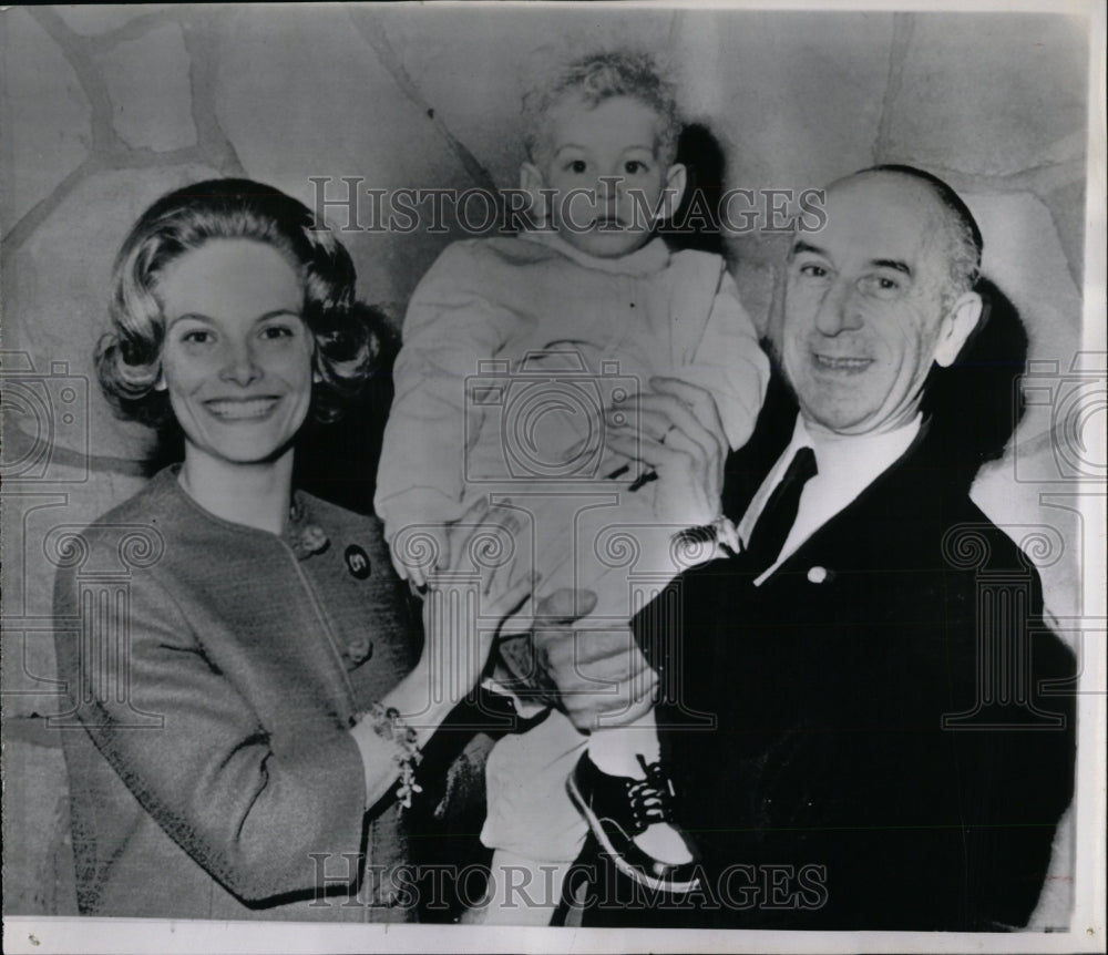 1964 Press Photo Carol Heiss Jenkins With Son And Coach - RRW76987 - Historic Images