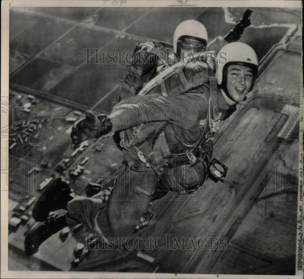 1962 Press Photo World Record Breaking Parachute jump - RRW77007 - Historic Images