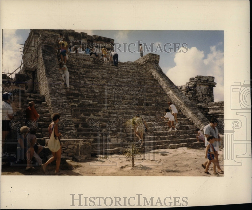 1986 Press Photo Tourists Climbing Steps Of Castillo - RRW77009 - Historic Images
