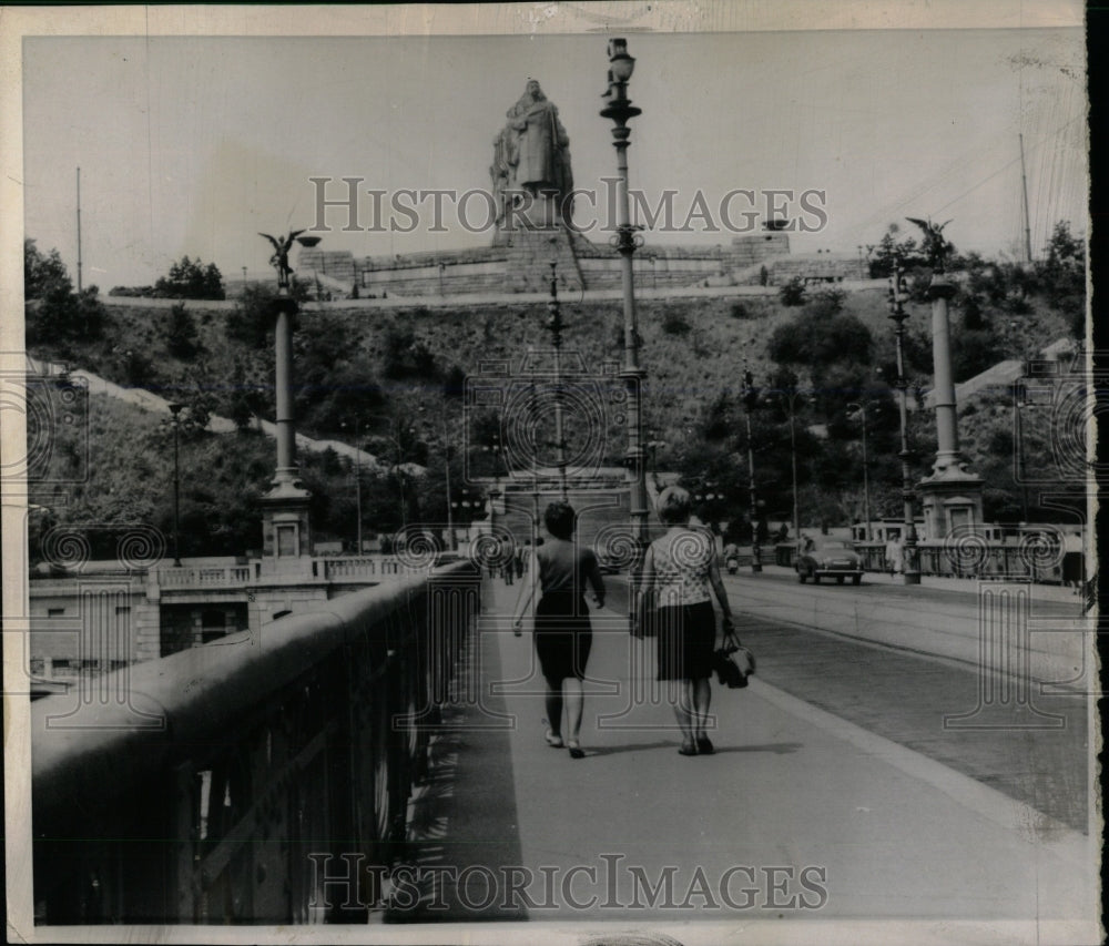 1962 Press Photo Joseph Stalin Statue Still Stands - RRW77017 - Historic Images