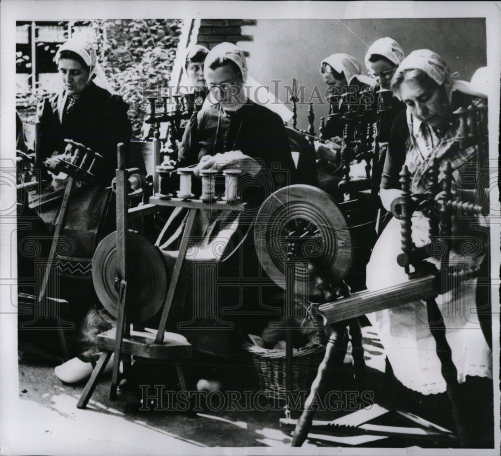 1956 Press Photo Dutch Housewives spinning at Sheep Day - RRW77033 - Historic Images