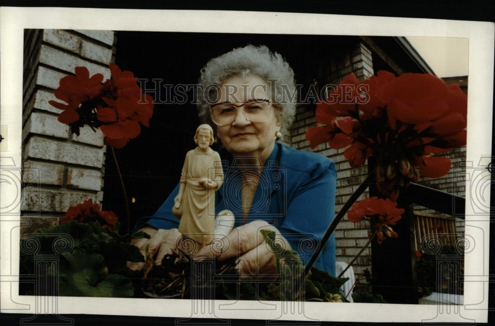 1990 Press Photo Woman With St Joseph Statuette - RRW77085 - Historic Images