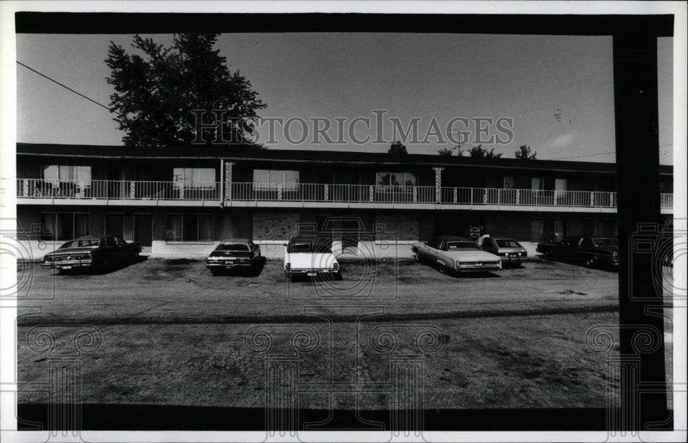 1988 Press Photo Inkster MI Bungalow Motel Policemen - RRW77131 - Historic Images