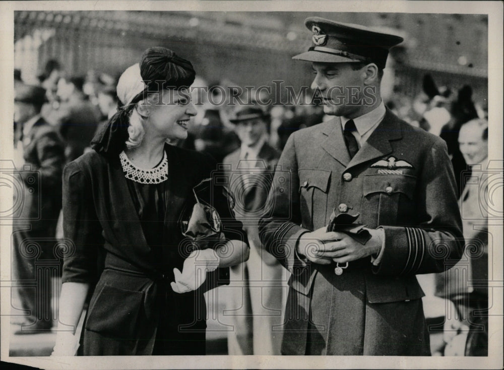 1940 Press Photo JW Gillan Receives Award For Gallantry - RRW77169 - Historic Images