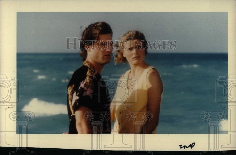 1985 Press Photo Mean Season Film Actors Beach Scene - RRW77183 - Historic Images