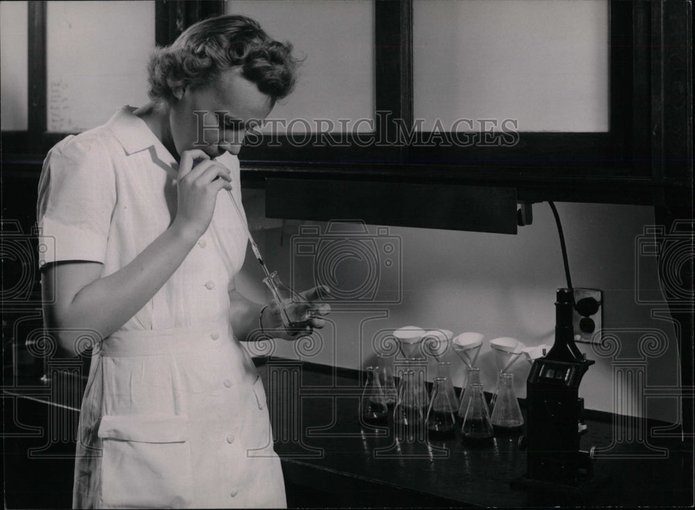 1951 Press Photo Woman Working Laboratory - RRW77197 - Historic Images