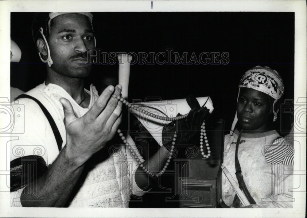 1986 Press Photo Betawulf Play Reward Scene Actors - RRW77473 - Historic Images