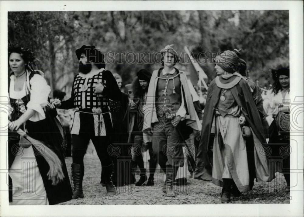 1986 Press Photo Medieval Fair Crowd Costumes Ringling - RRW77509 - Historic Images