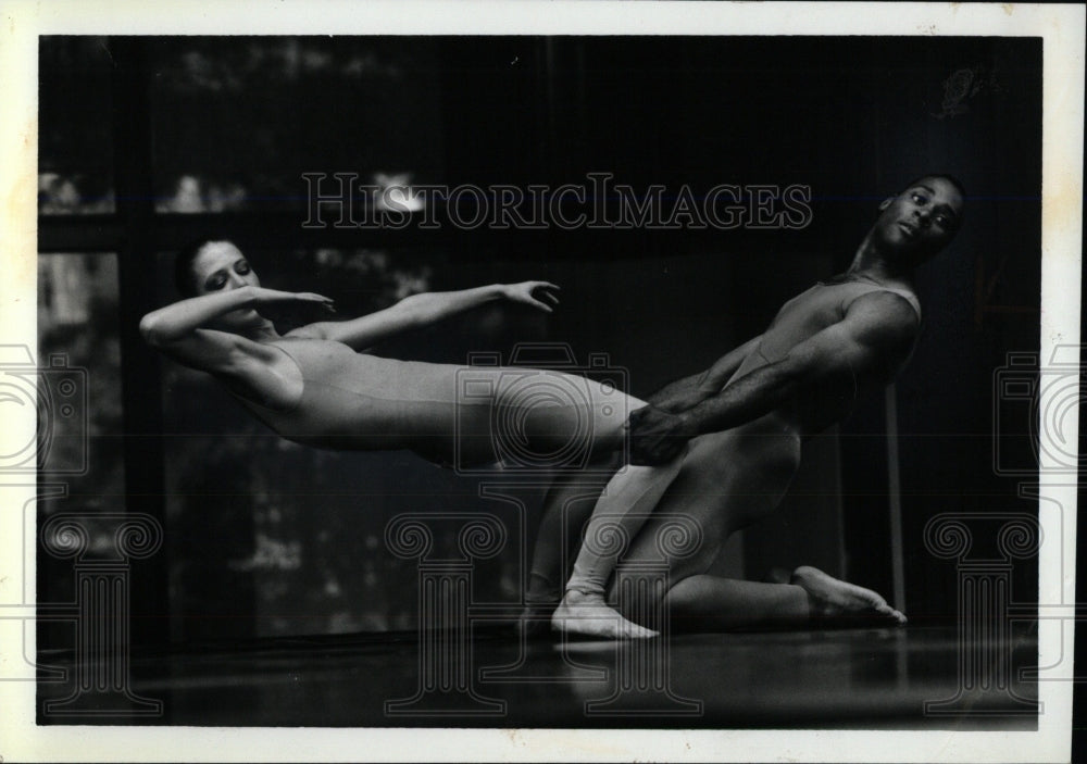 1987 Press Photo He And She Ballet Dancers Hard Move - RRW77585 - Historic Images