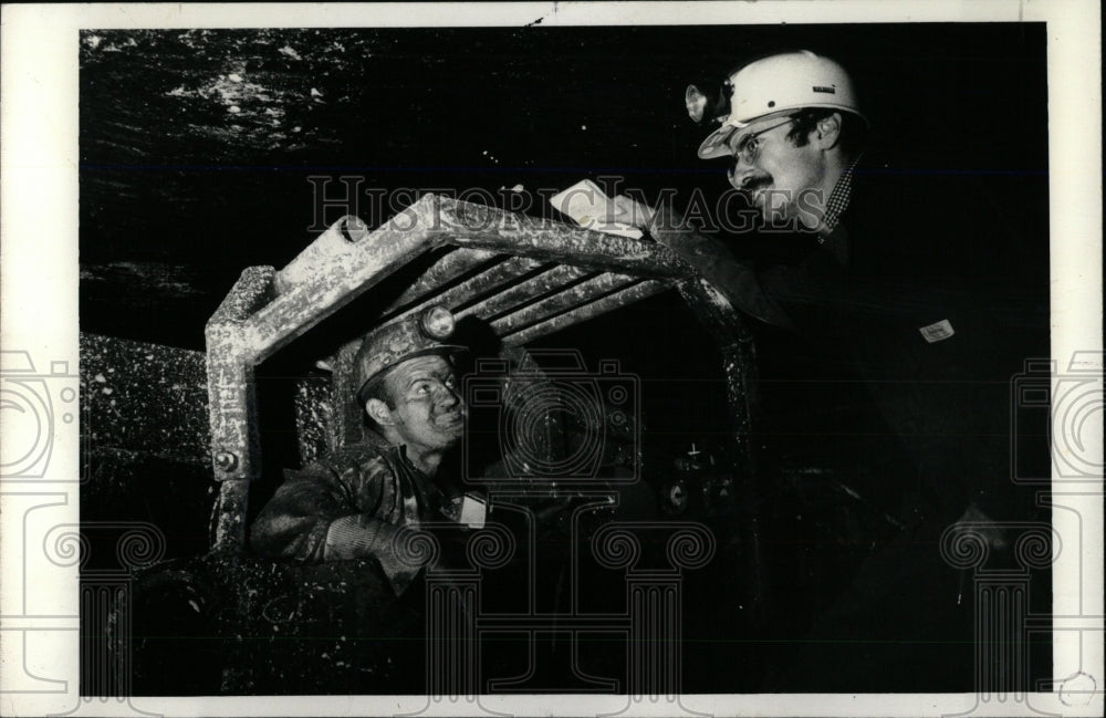 1973 Press Photo Roger Simon Talks With Glenn Morgan - RRW77595 - Historic Images