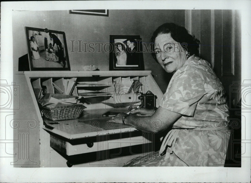 1966 Press Photo Maud Shaw At Desk Pictures Italy - RRW77597 - Historic Images