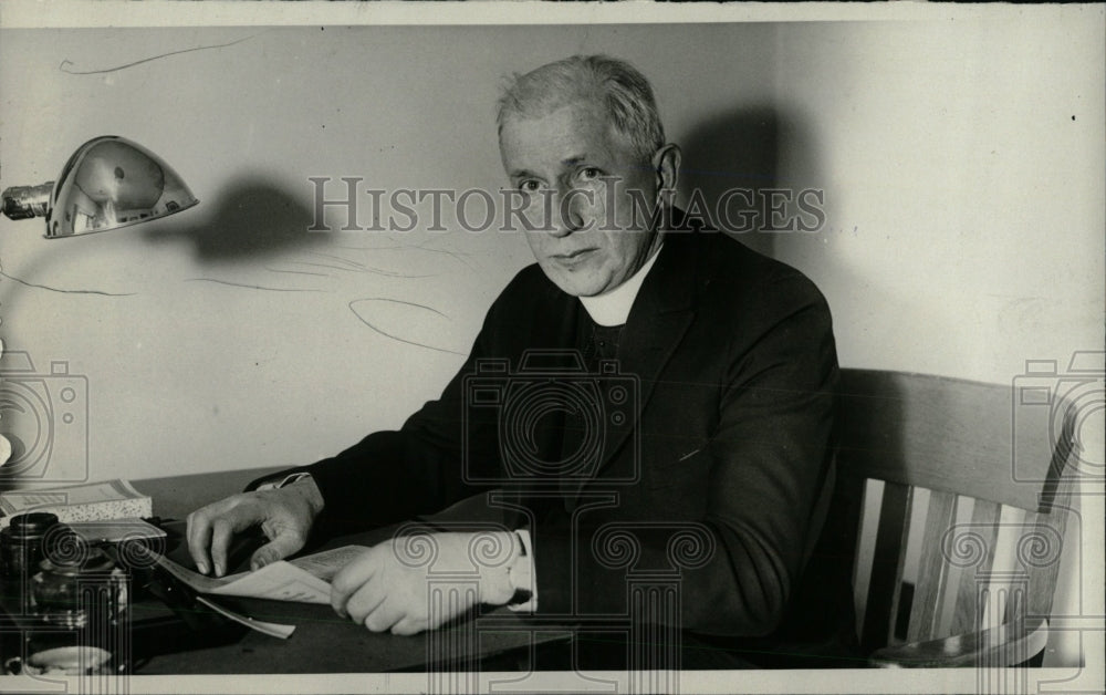 1931 Press Photo Pastor Tighe Sacred Heart Roseville - RRW77615 - Historic Images