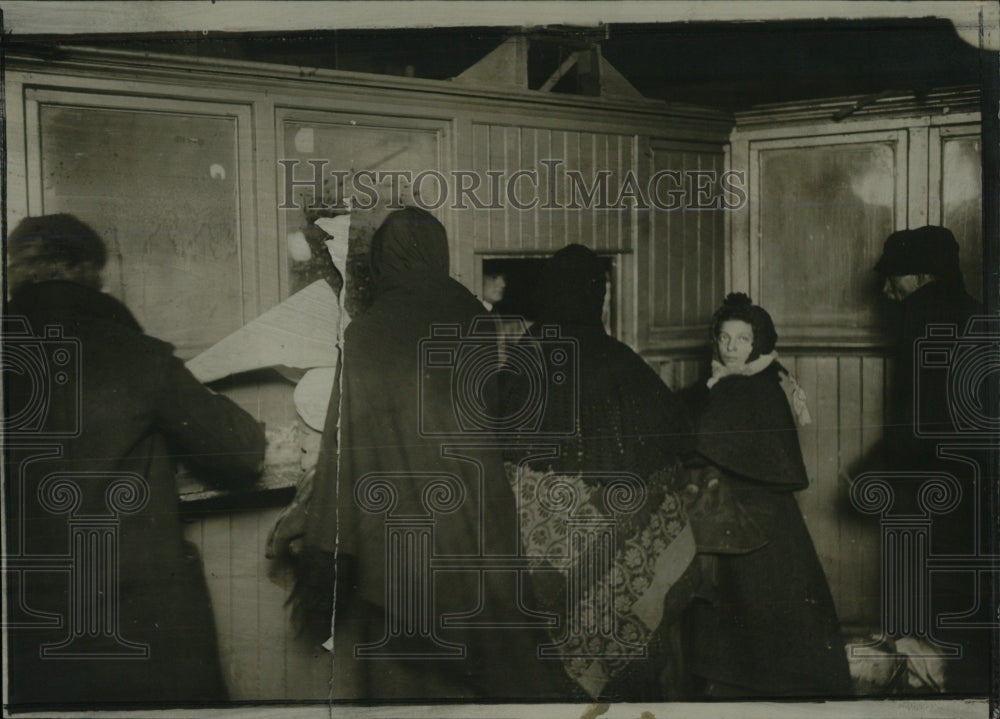 Press Photo County Agents Office People Waiting - RRW77681 - Historic Images