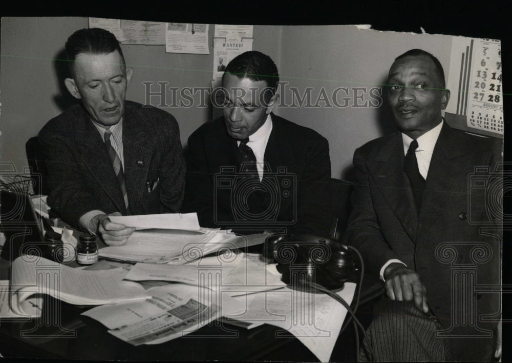 1942 Press Photo Trial Witnesses Discussion Poek - RRW77881 - Historic Images