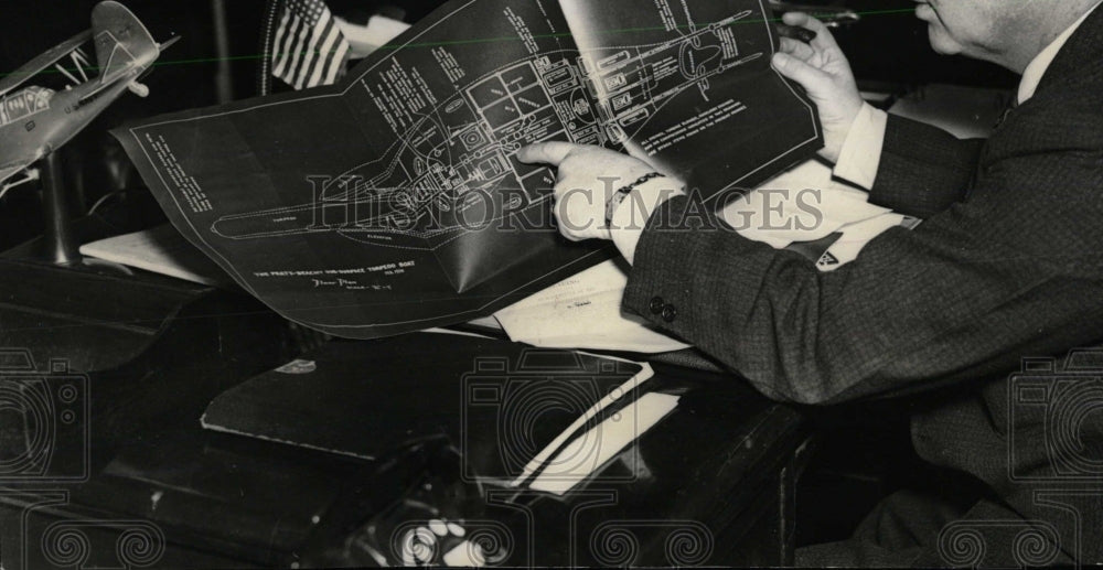 1938 Press Photo Navy Man Inspecting Swordfish Sub Plan - RRW77939 - Historic Images