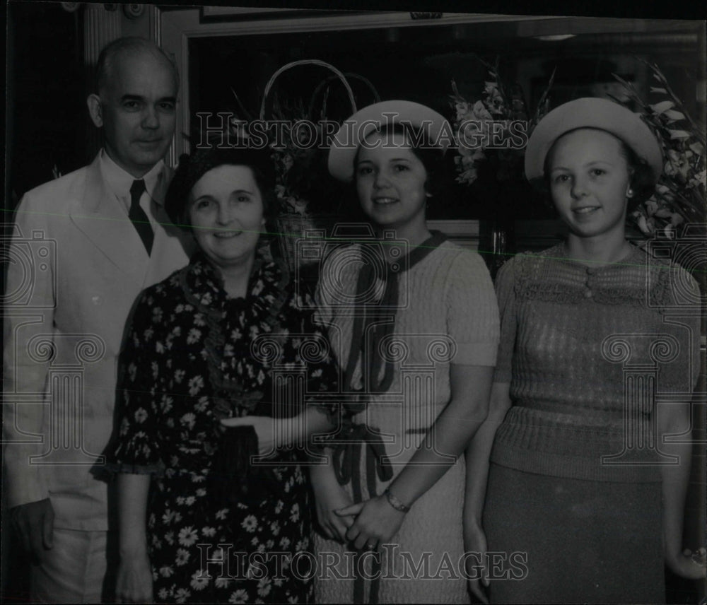 1935 Press Photo Mayor Holcombe Family Two Daughters - RRW77967 - Historic Images