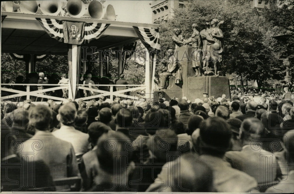 1933 Press Photo Roosevelt Statue Samuel Gompers - RRW77995 - Historic Images