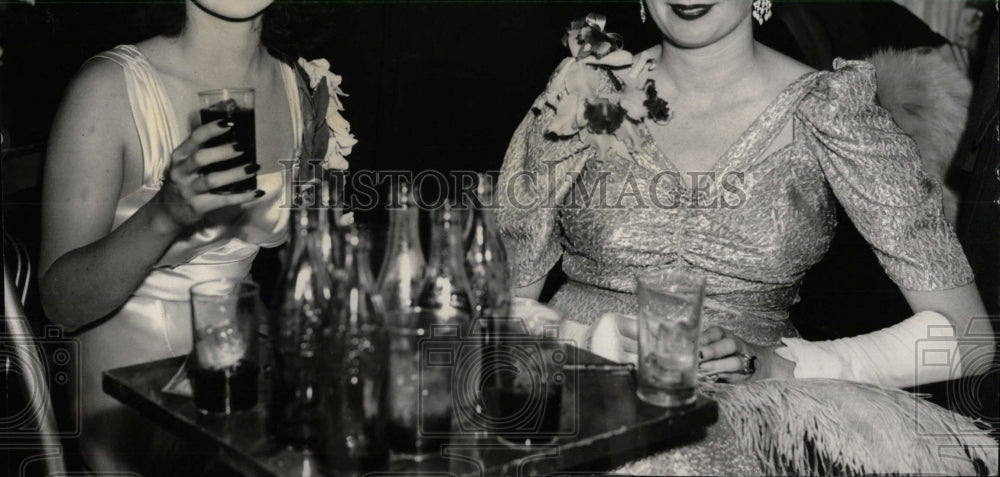 Brenda Frazier,Mrs.Bartholomay at bar during 54th opera - RRW78051 - Historic Images