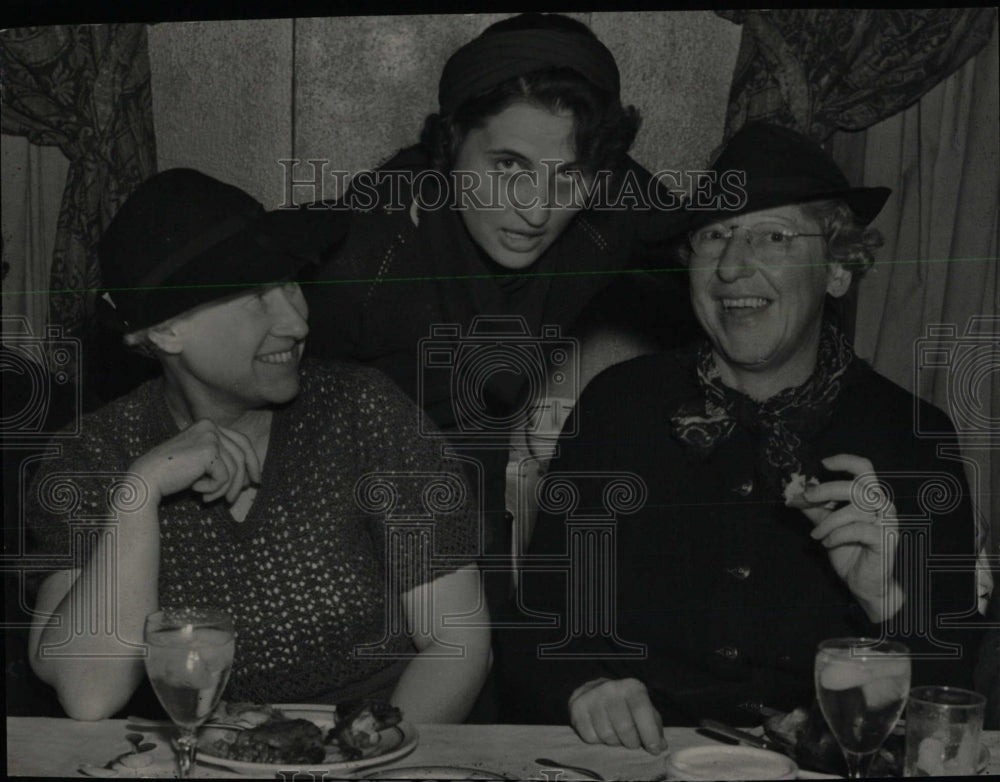 Press Photo Women Eating Dinner Formal Event With Hats - RRW78101 - Historic Images